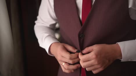 un hombre abotonando una hermosa chaqueta 02