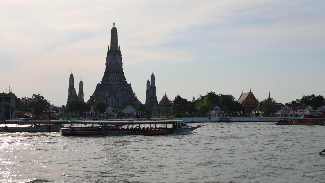 지나가는 배와 함께 강변의 사원의 타임스