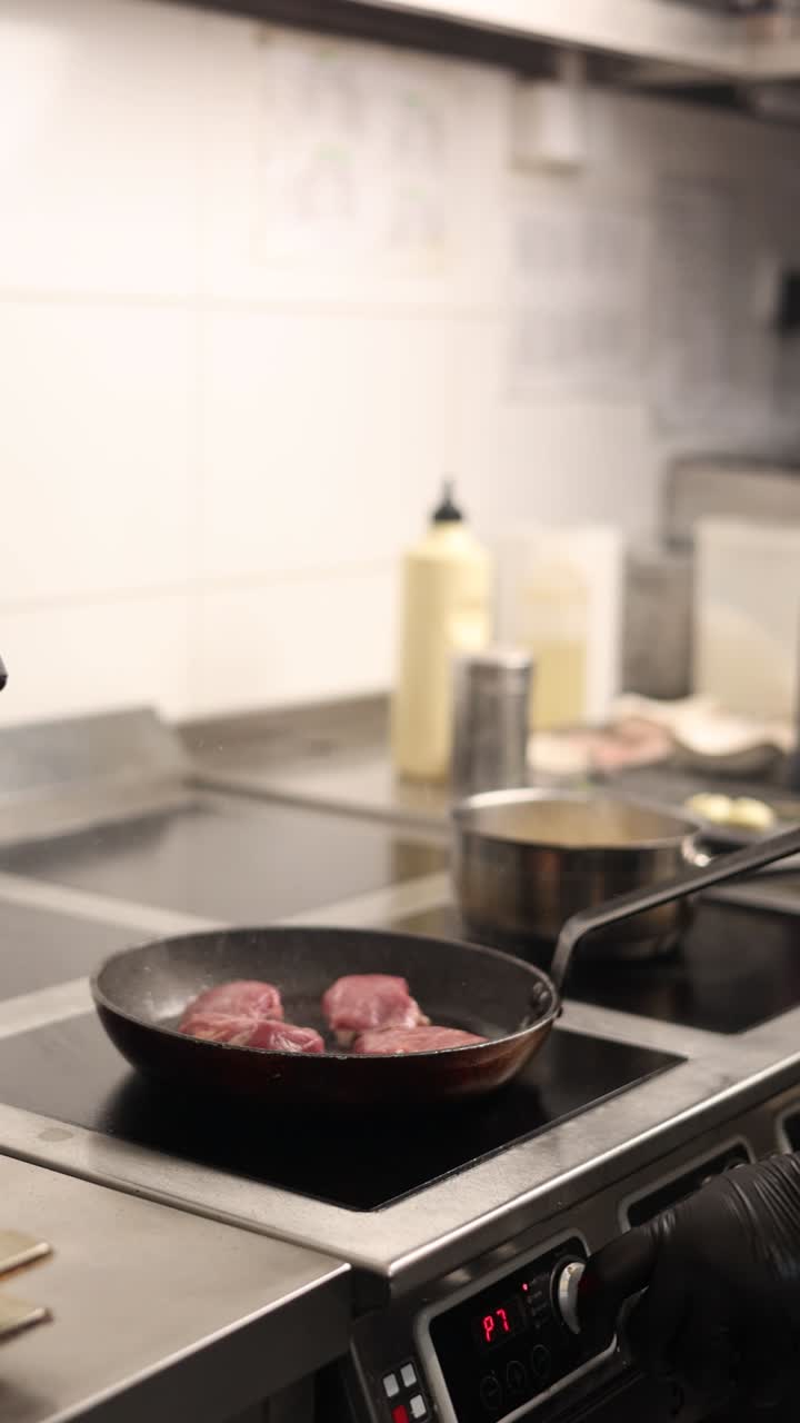 cocinar un filete en una cocina profesional
