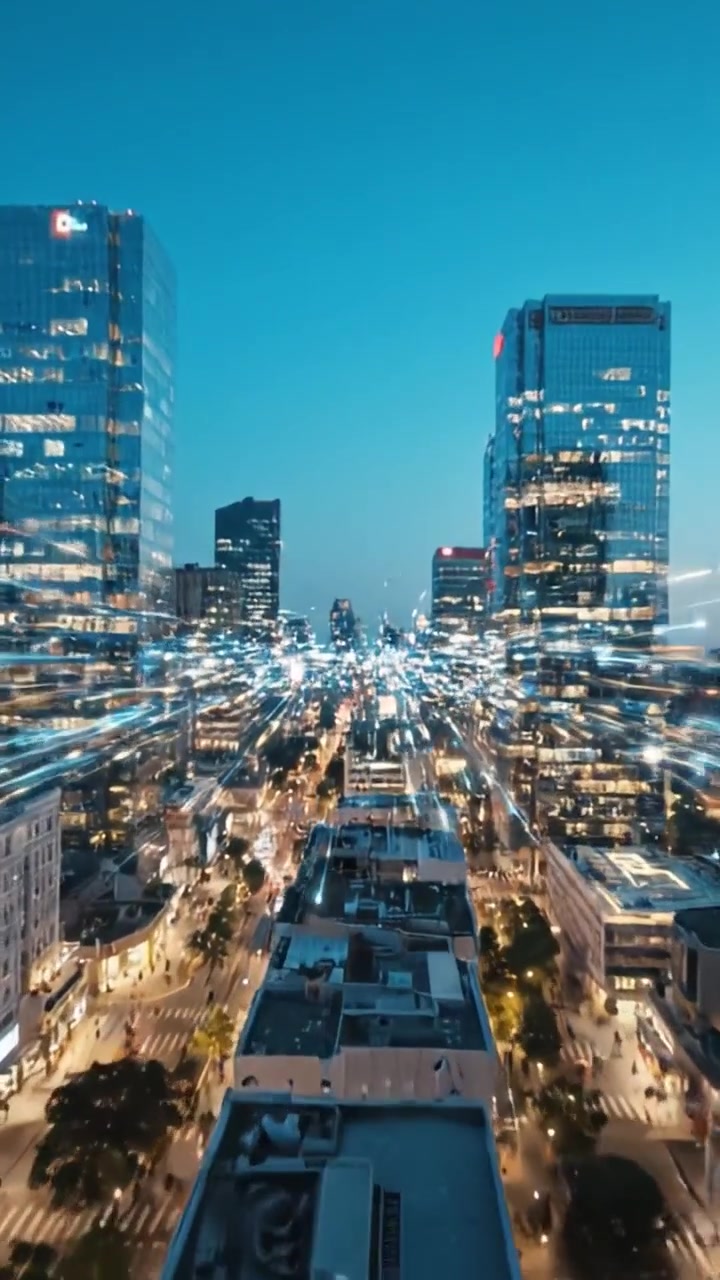 Paisaje Urbano Dinámico: Capturando la energía vibrante de la vida urbana mientras los peatones transitan por un deslumbrante entorno urbano al anochecer.