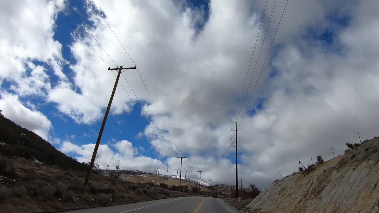 conduciendo por las montañas de california