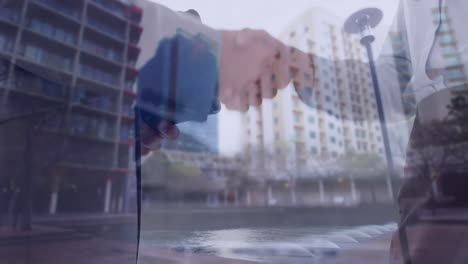 hombres de negocios estrechando la mano, animación sobre el paisaje urbano de fondo