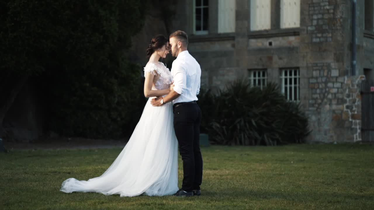 Ritratto romantico di una coppia di sposi