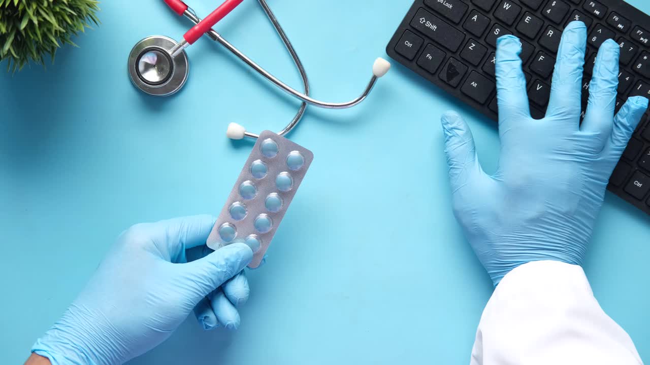 Medico che lavora a una postazione con forniture mediche