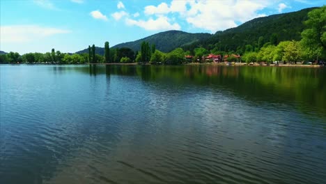 Bergsee-Mit-Türkisfarbenem-Wasser-Und-Grünen-Bäumen