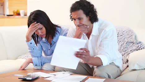 pareja joven con problemas financieros