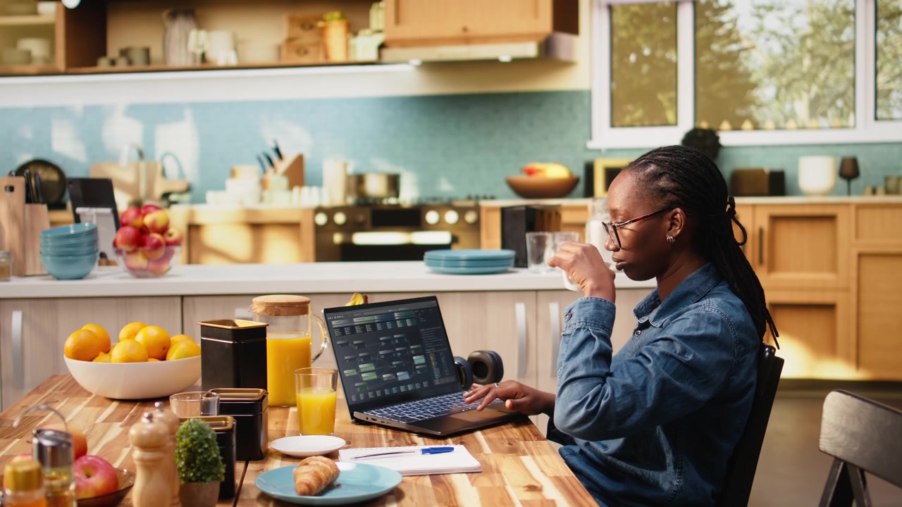 Donna adulta che usa un laptop per scrivere codice di programmazione e sviluppare software