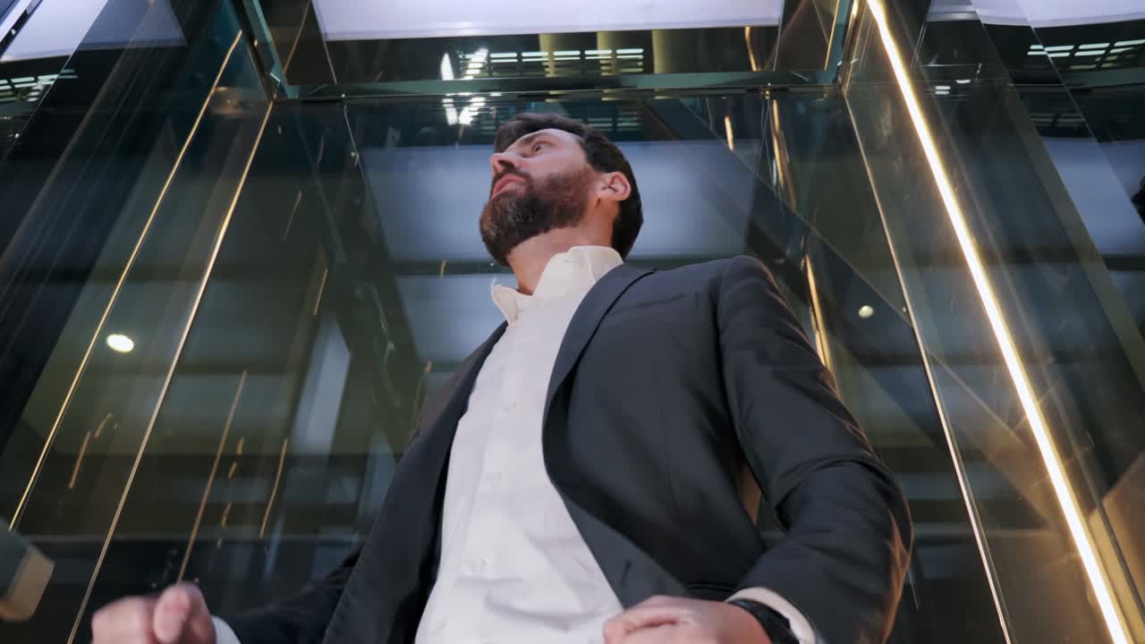 hombre de negocios estresado subiendo de la oficina en un ascensor de vidrio en un centro de negocios moderno. especialista devastado sintiéndose enojado después de una reunión de negocios fallida proyecto mal día, gerente nervioso.