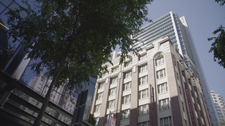 Filmado na cidade de Brisbane com uma Panasonic EVA