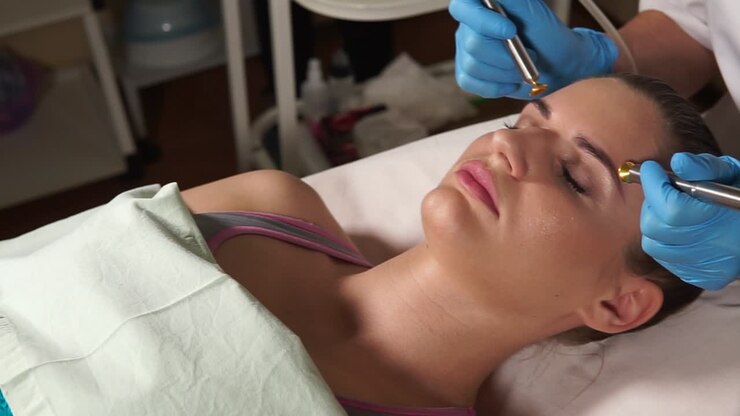 Donna che riceve un trattamento viso in una spa medica
