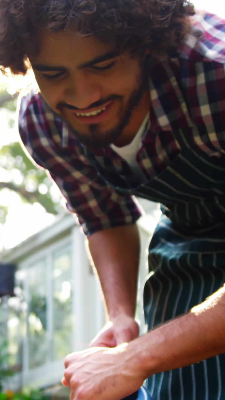 planta de riego de hombre con bote de riego