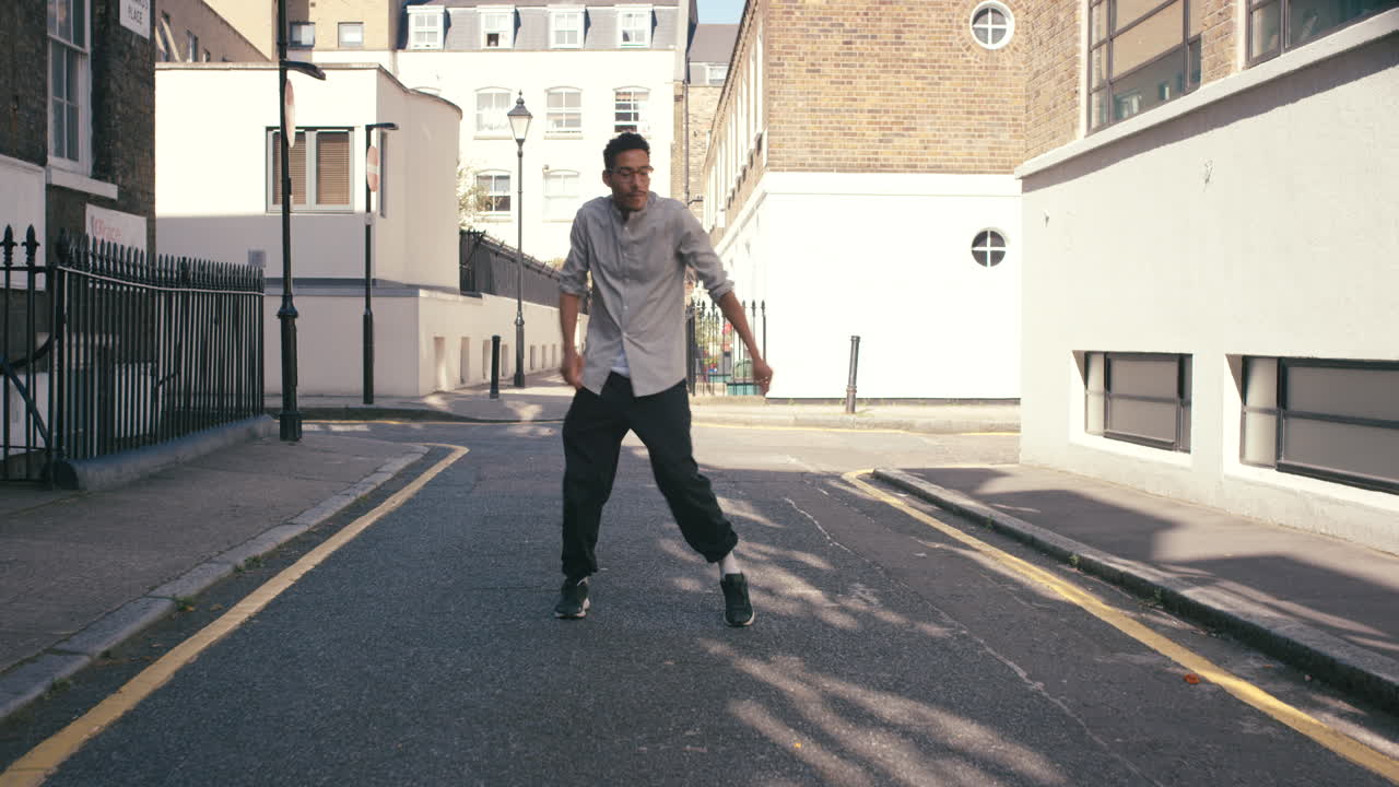 menos de pé, mais dança.