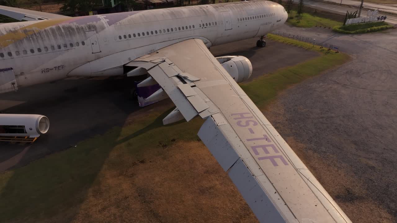 Aereo relitto vicino a una strada cittadina nella Thailandia centrale.