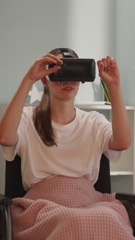 una mujer con discapacidad en gafas vr disfruta de la realidad virtual mientras un amigo lee un libro en el sofá. una joven paralizada se sienta en una silla de ruedas moviendo las manos