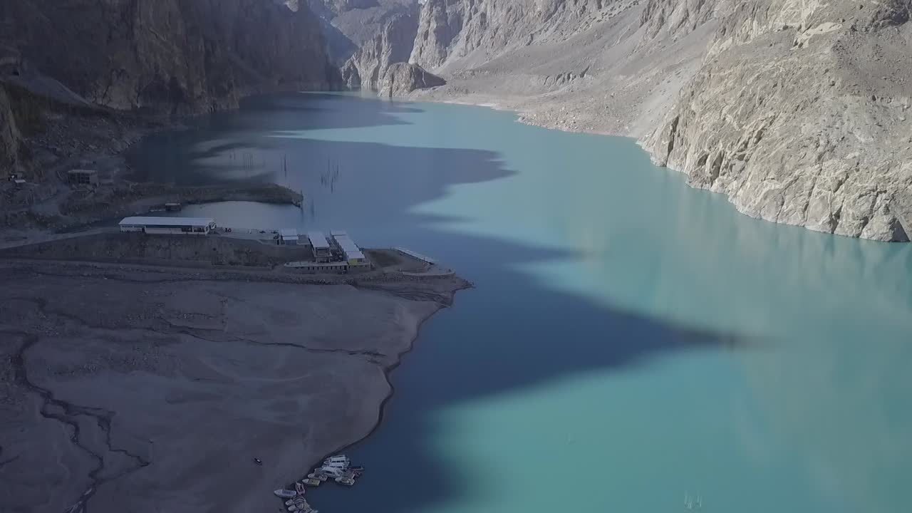 disparo de dron sobre el lago attabad, revelando vistas a la montaña, valle de hunza, pakistán vista aérea del lago attabad junto a la autopista karakoram, valle de hunza en gilgit-baltistán, pakistán