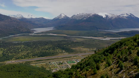 Überführung-Villa-O&#39;Higgins-Chile-Aysen-Carretera-Australe-Patagonien-Grüne-Berglandschaft