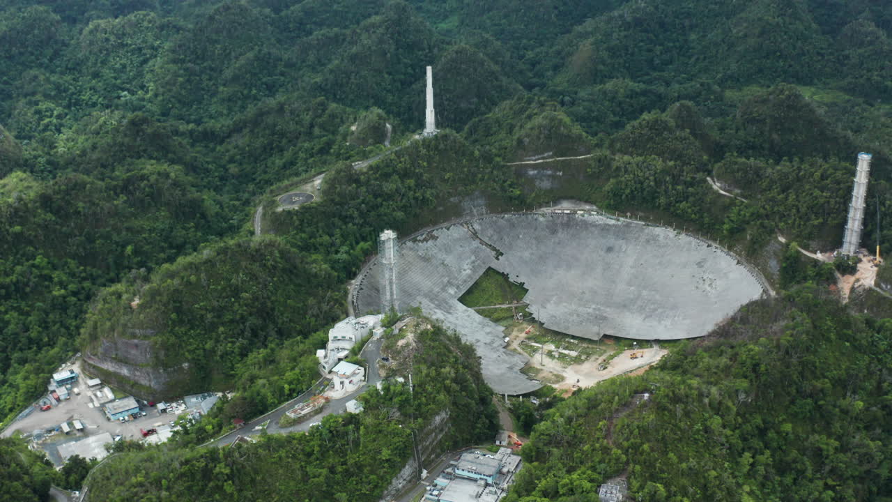 파손된 아레시보 천문대는 현재 없어져 푸에르토리코에서 해체 중
