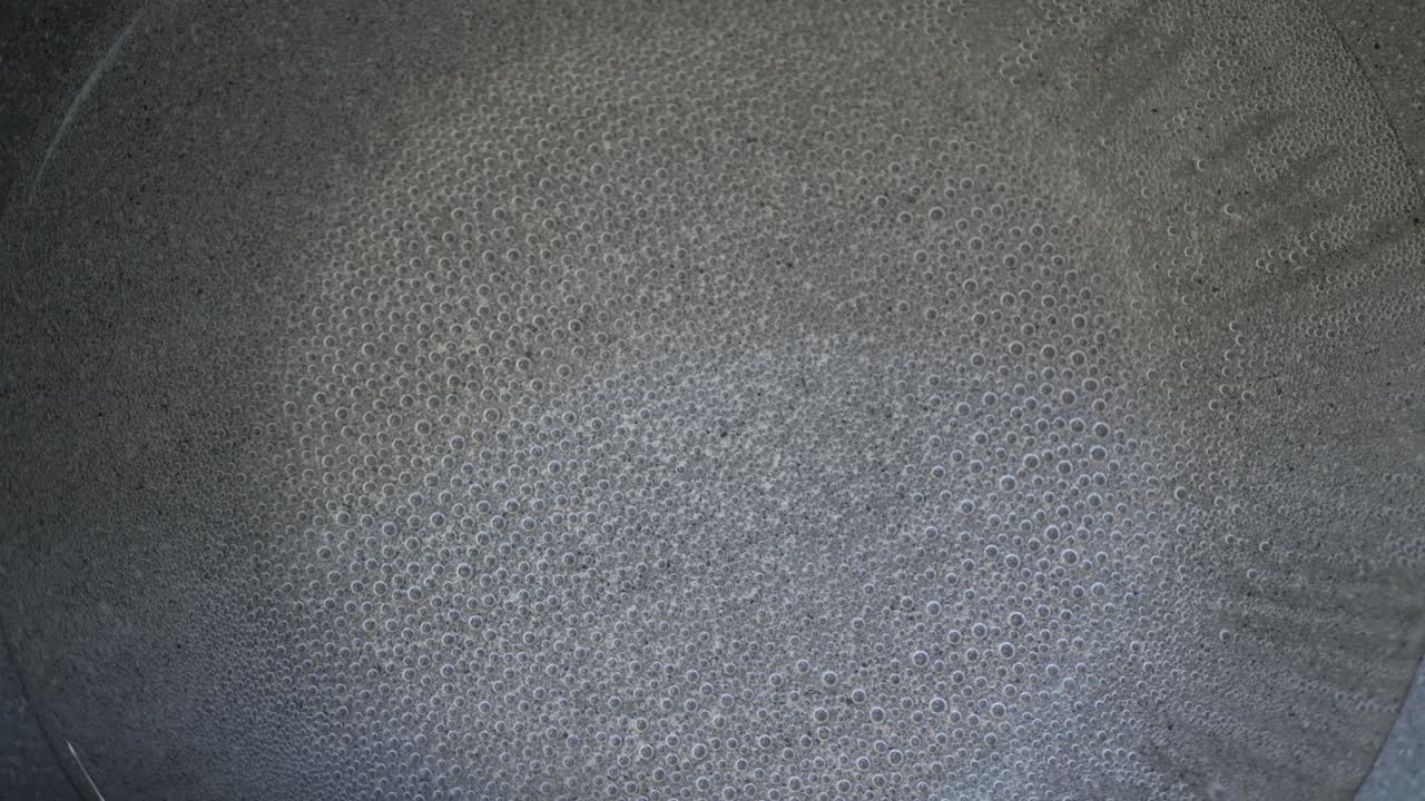 agua hirviendo caliente en una sartén negra preparada para cocinar