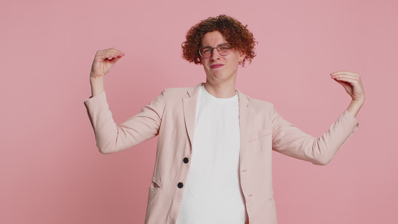 남자는 손으로 블라 블라 제스처를 보여주고, 소문, 빈 약속, 거짓말, 대화에 관심이 없습니다.