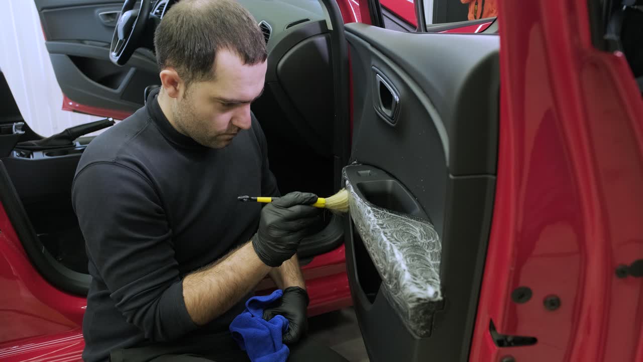 전문적인 자동차 청소. 샤워. 인테리어 세부 사항. 자동차 인테리어를 건조 청소 및 세부 사항; 깊은 좌석 청소; 자동차 세탁에서 거품을 는; 먼지에서 자동차 패널을 청소하는; 진공청소기