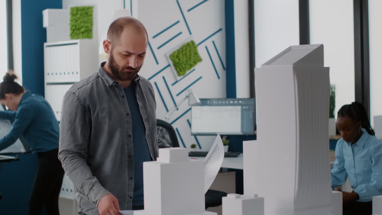 arquitectos que trabajan en planes de construcción