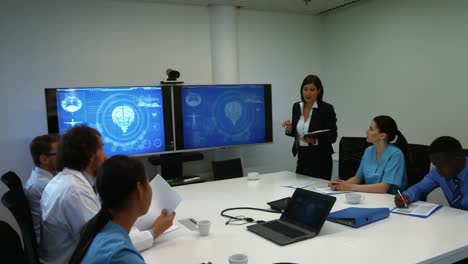 médico interactuando con sus colegas en una reunión