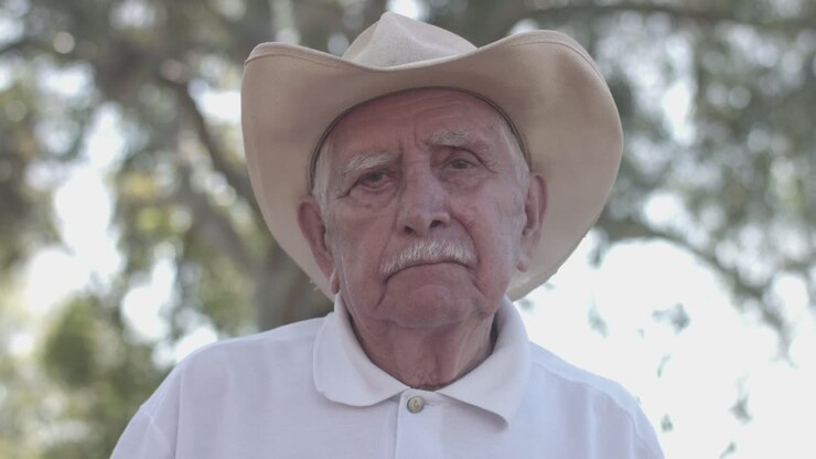 Ritratto di un uomo anziano con un cappello da cowboy