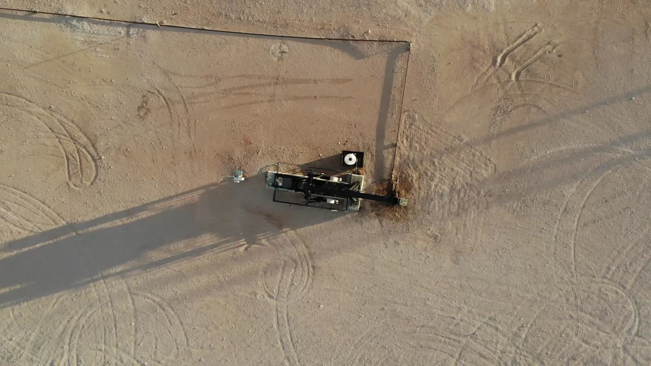 미들랜드 도시 바로 외곽에 위치한 텍사스에는 펌프 잭 필드가 있습니다.