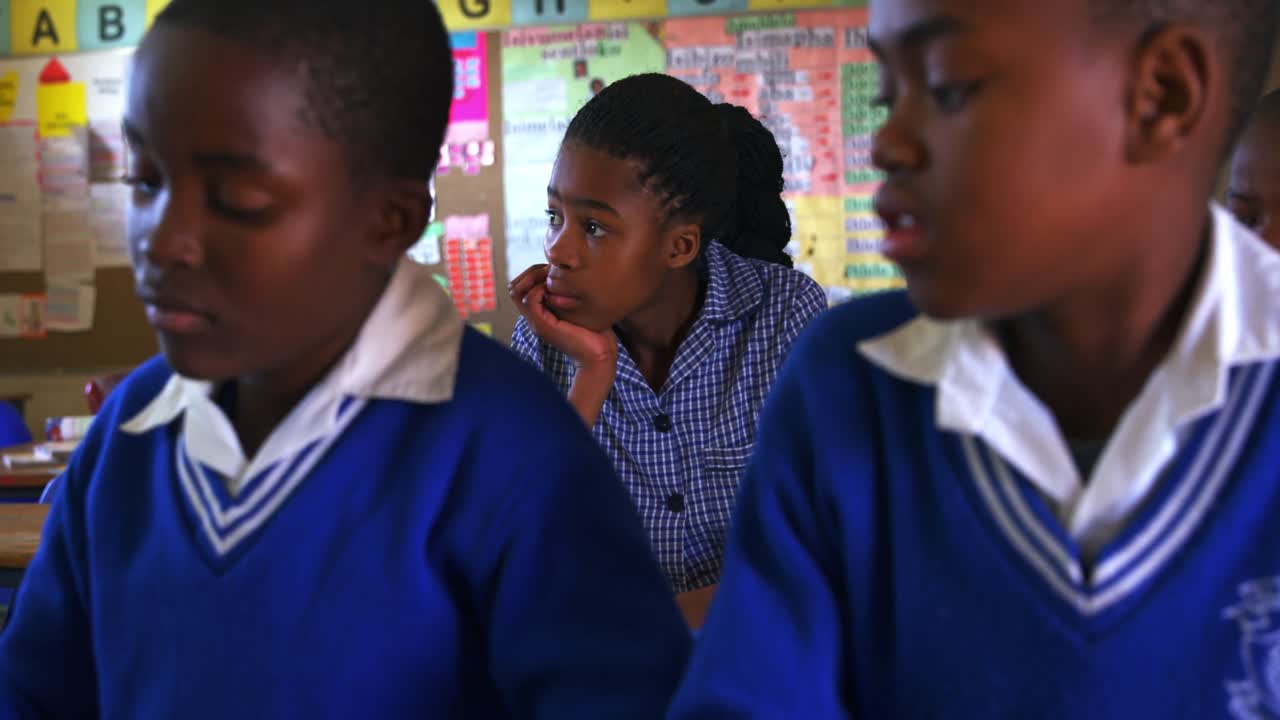 타운십 학교 에서 수업 을 하는 학교 학생 들 4k