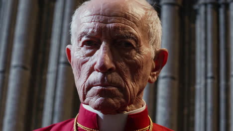 retrato de un clérigo anciano en una catedral