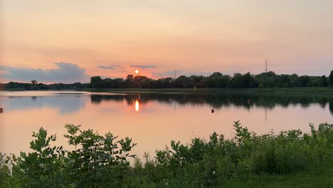 Hermosa-Puesta-De-Sol-De-Verano-En-Un-Lago-Con-Matices-Naranjas-Y-Rojos