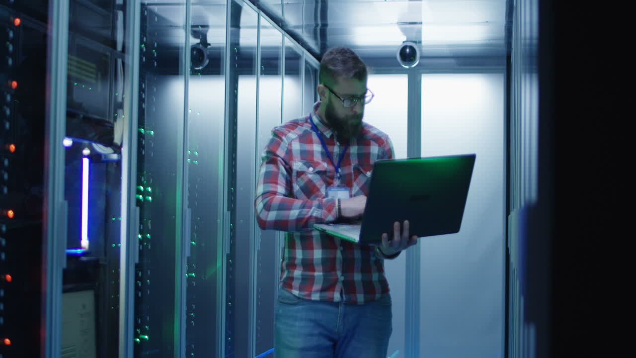 técnico informático trabajando en una sala de servidores