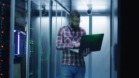 técnico informático trabajando en una sala de servidores