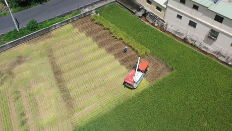 台湾の雲林市道立で、田んぼを耕したドローン空撮映像、多機能水田収穫機稲収穫トラクターで作物を収穫する農家