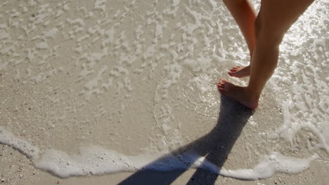 mujer joven junto al mar