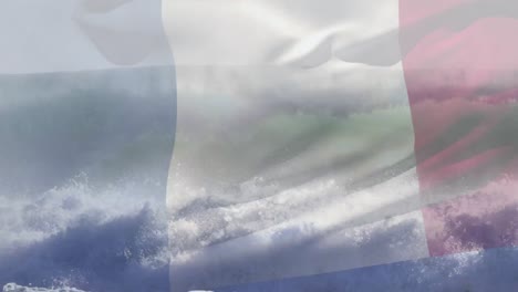 Digitale-Komposition-Der-Wehenden-Französischen-Flagge-Gegen-Wellen-Im-Meer