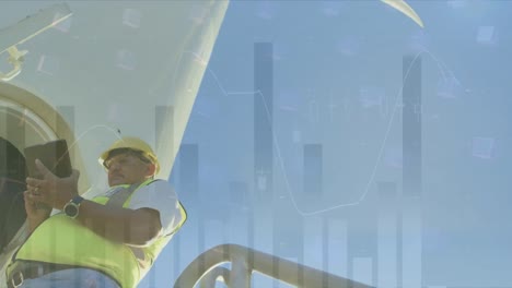 animación de gráficos, datos sobre trabajador masculino caucásico usando tableta en la turbina eólica