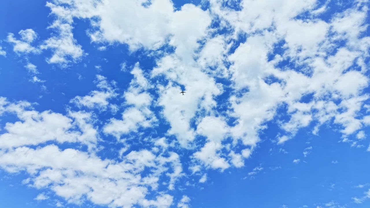 Levendig blauwe lucht met wolken. Een rustige blauwe hemel met drijvende witte wolken voor ontspannende scènes. Een serene lucht gevuld met langzaam bewegende pluizige wolken in levendige blauwtinten.