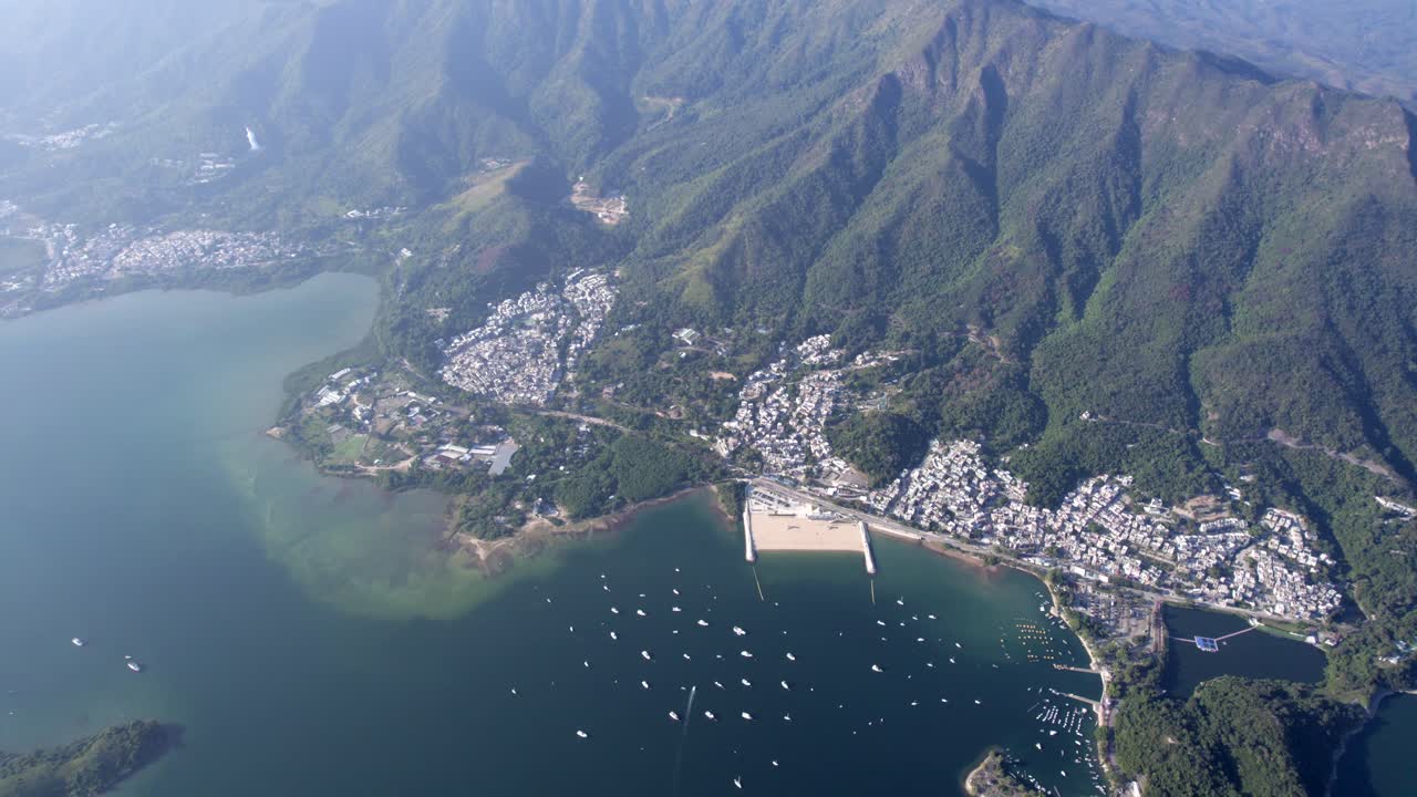 несколько прогулочных яхт стоят на якоре в прозрачных голубых водах тай мей тук на пляже деревни лонг мей между высокими зелеными горами.