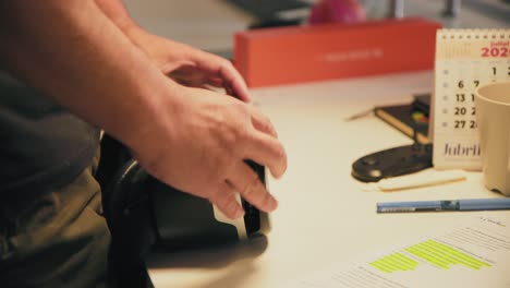 poner un teléfono inteligente en un auricular con gafas vr para usar en una oficina
