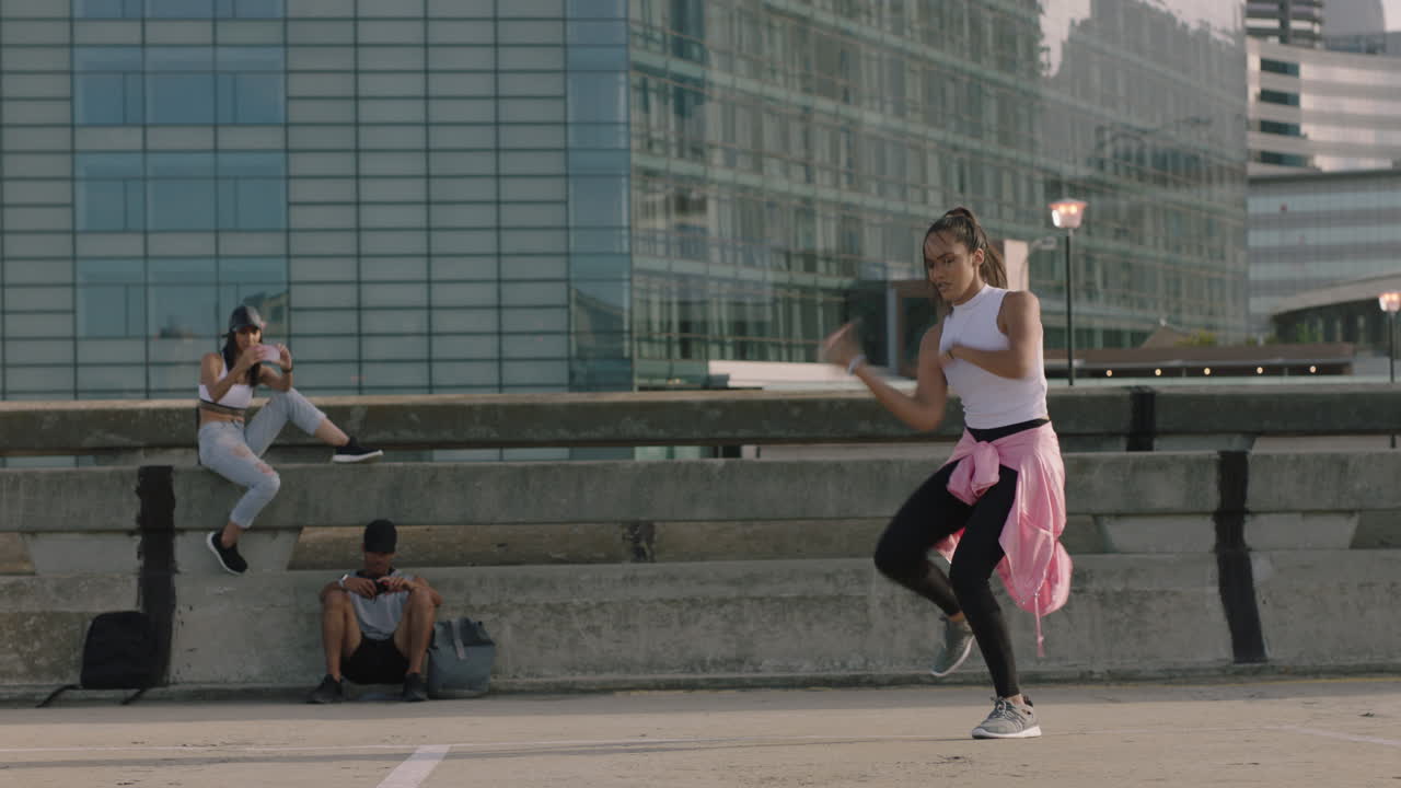 mujer bailando joven bailarina de hip hop realizando movimientos de estilo libre amigos multiétnicos viendo disfrutando de la práctica de baile urbano usando un teléfono inteligente tomando video compartiendo en las redes sociales