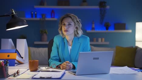 home office worker woman nods to the camera, says no, no.