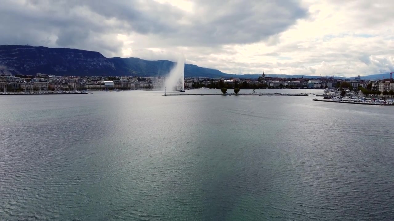 Panorama der Genfer Seebrücke, Jet d'Eau Fontäne im Hintergrund. Luftaufnahme.