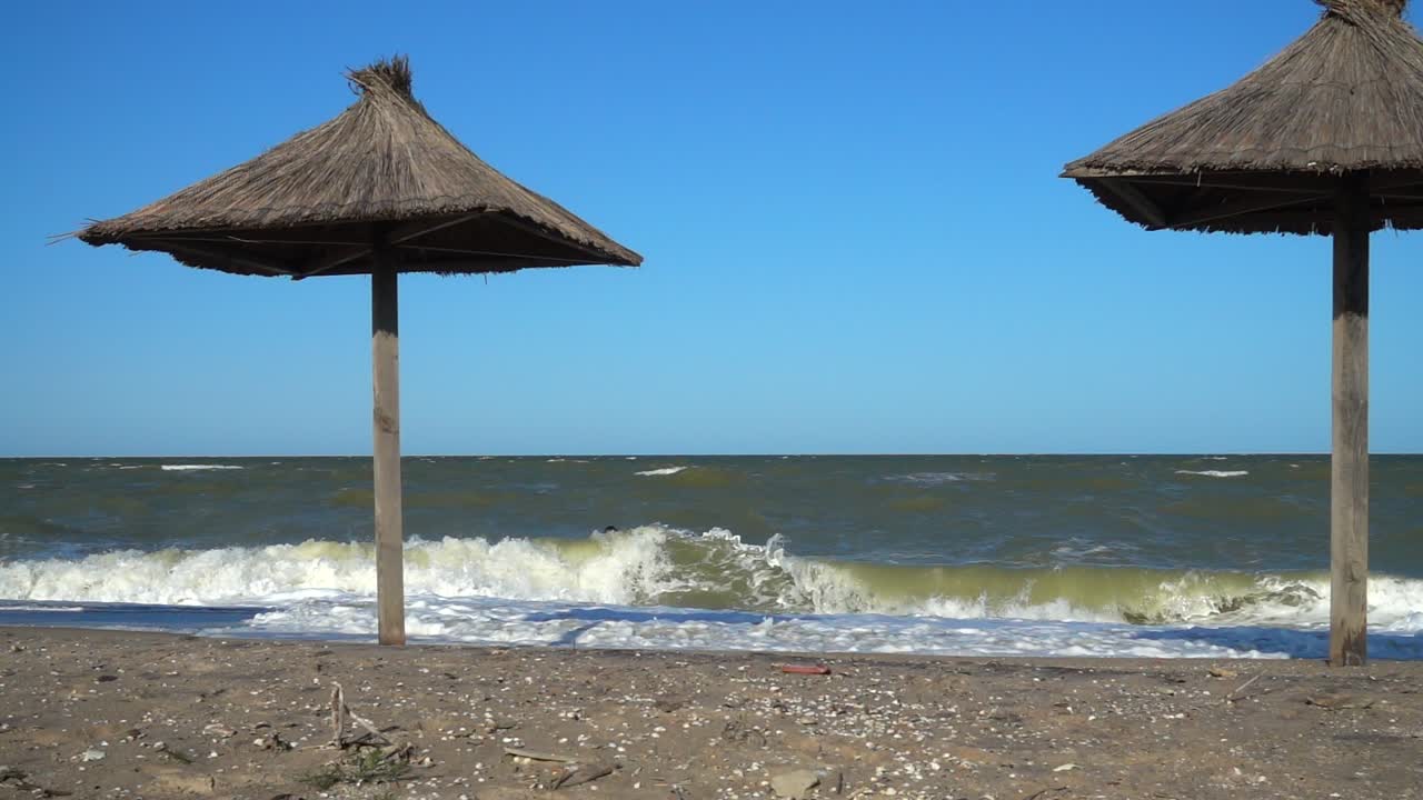 L'uomo nuota tra le onde del mare. Rallentatore