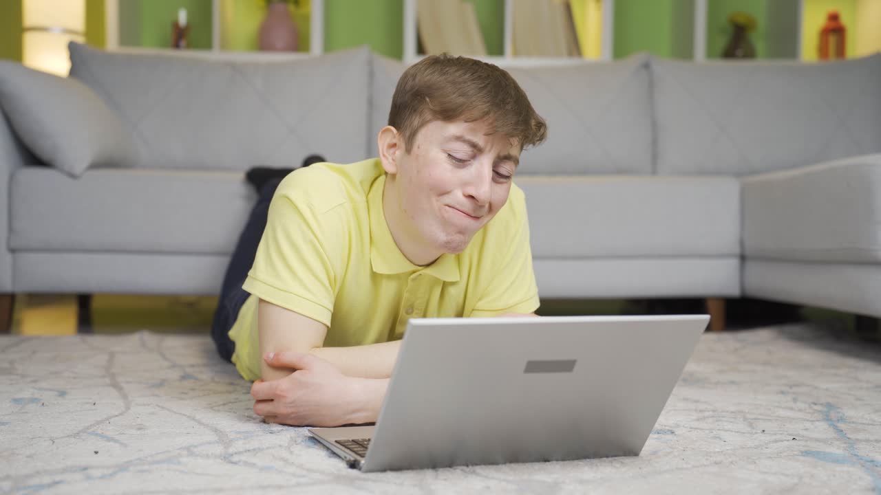 un joven llorando en casa, preocupado y triste.