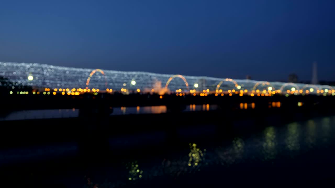 el fondo oscuro borroso de la gente del puente por la noche.