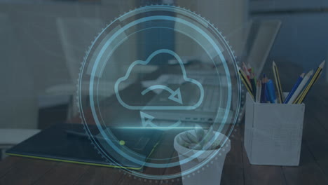 animación del icono de la nube sobre el procesamiento de datos y la computadora portátil
