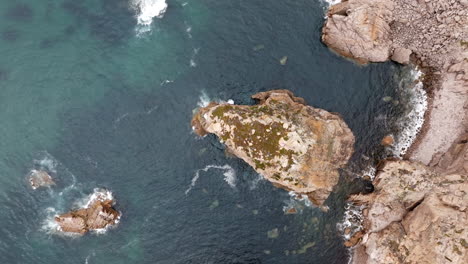 vista aérea de la costa rocosa y el océano