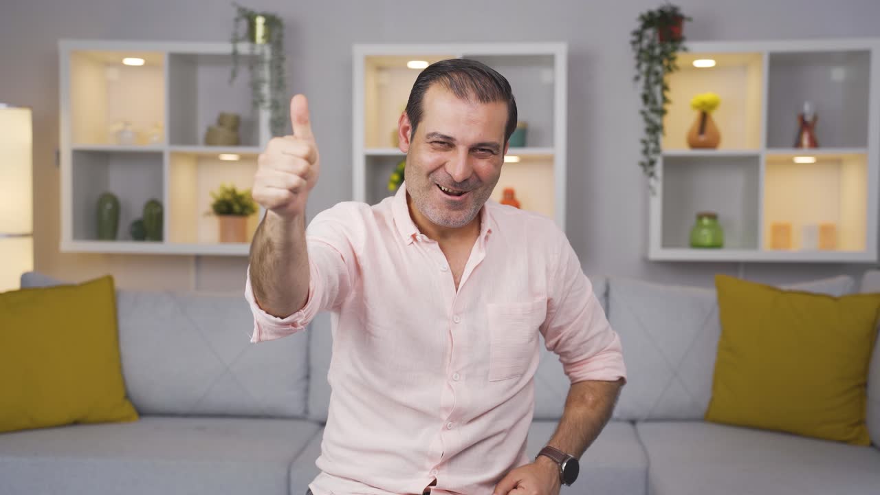 hombre feliz saludando a la cámara.