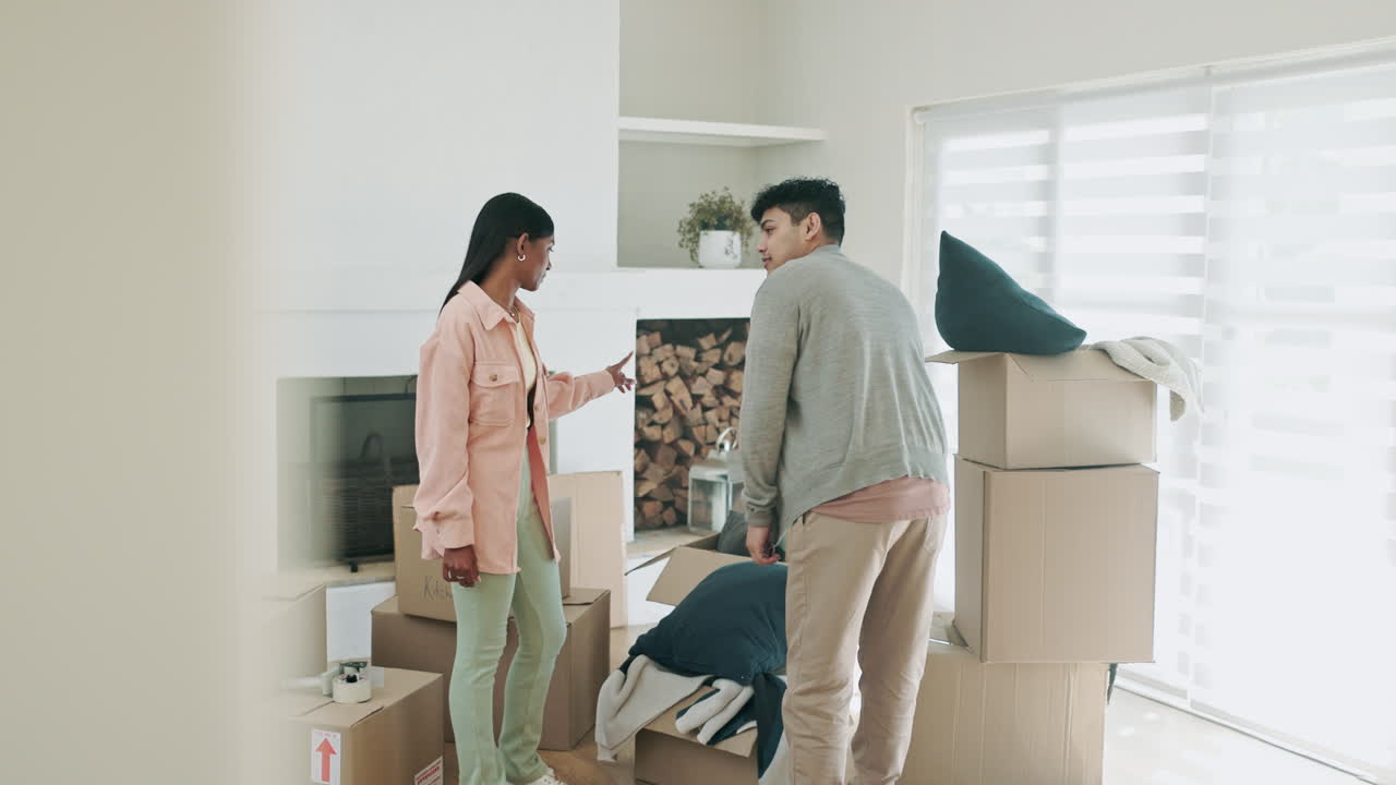 부부, 새로운 집, 그리고 옮기기 위한 상자